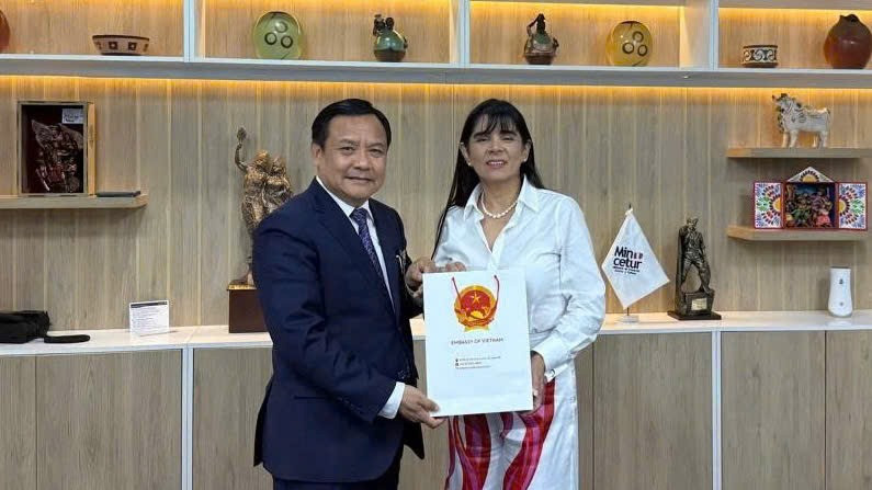 Đại sứ Bùi Văn Nghị và Bộ trưởng Ngoại thương và Du lịch Peru Elizabeth Galdo Marín de Desilú. (Ảnh: Đại sứ quán Việt Nam tại Brazil)