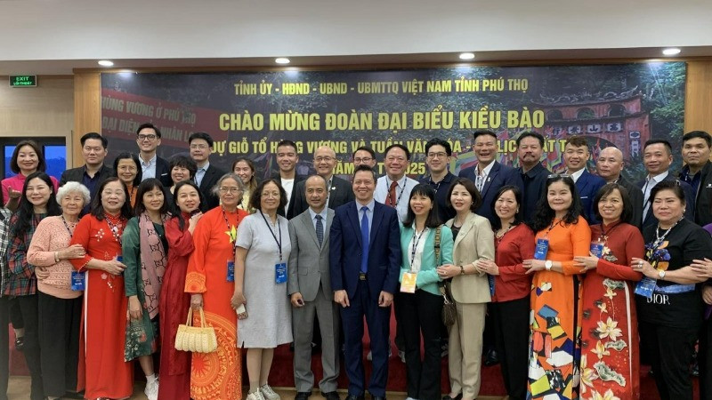 Đoàn kiều bào chụp ảnh lưu niệm với lãnh đạo Ủy ban nhân dân tỉnh Phú Thọ (Nguồn: Ủy ban người Việt Nam ở nước ngoài).