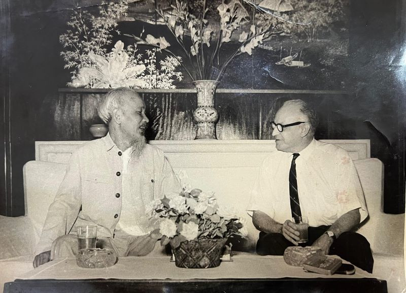 Chủ tịch Hồ Chí Minh tiếp thân mật ông Eduardo Gallegos, Ủy viên Bộ Chính trị, Trưởng Ban Đối ngoại Trung ương Đảng Cộng sản Venezuela thăm Việt Nam và dự Quốc khánh 2/9/1964. (Ảnh tư liệu do Đại sứ quán Việt Nam tại Venezuela cung cấp)