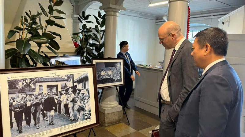 Các đại biểu xem triển lãm ảnh về Đại thắng mùa Xuân năm 1975 (Ảnh: Đại sứ quán Việt Nam tại Thụy Điển)