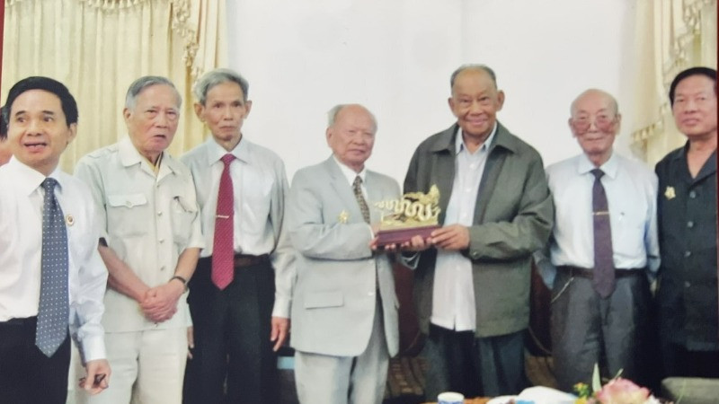 Đoàn cựu chiến binh và chuyên gia Việt Nam đến thăm đồng chí Khamtay Siphandone. (Ảnh do ông Nguyễn Tự Lạc cung cấp)