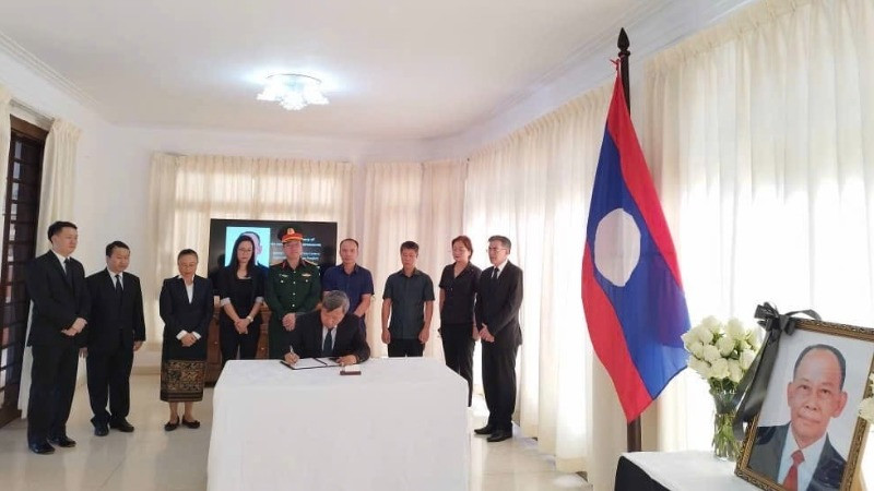 Đại sứ Việt Nam tại Cuba Lê Quang Long ghi sổ tang, tưởng nhớ đồng chí Khamtay Siphandone (Nguồn: Đại sứ quán Việt Nam tại Cuba)