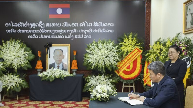 Chủ tịch Liên hiệp các tổ chức hữu nghị Việt Nam Phan Anh Sơn ghi sổ tang.