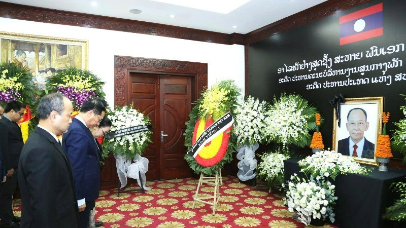 Phó Thủ tướng, Bộ trưởng Ngoại giao Bùi Thanh Sơn dẫn đầu Đoàn Bộ Ngoại giao viếng đồng chí Khamtay Siphandone (Ảnh: Thành Long/Bộ Ngoại giao)