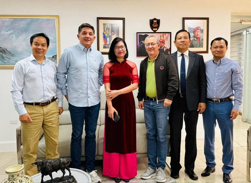 Bộ trưởng Bộ Nông nghiệp và Đất đai Julio Leon (thứ 3 từ trái qua) tiếp Đoàn doanh nghiệp Việt Nam. (Ảnh: Đại sứ quán Việt Nam tại Venezuela)