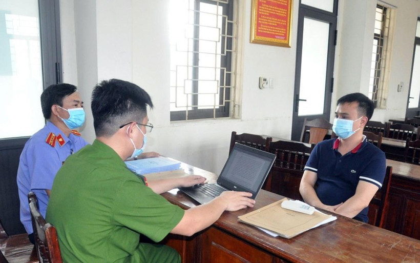Lực lượng chức năng tỉnh Hải Dương làm việc với đối tượng cầm đầu đường dây mua bán hóa đơn VAT trái phép liên tỉnh, với tổng số tiền lên tới hàng trăm tỷ đồng. (Ảnh HOÀI ANH)