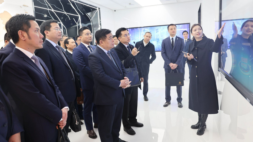 Phó Thủ tướng Chính phủ Nguyễn Chí Dũng thăm và làm việc tại Khu thí điểm thương mại tự do (FTZ) Ninh Ba thuộc tỉnh Chiết Giang. 