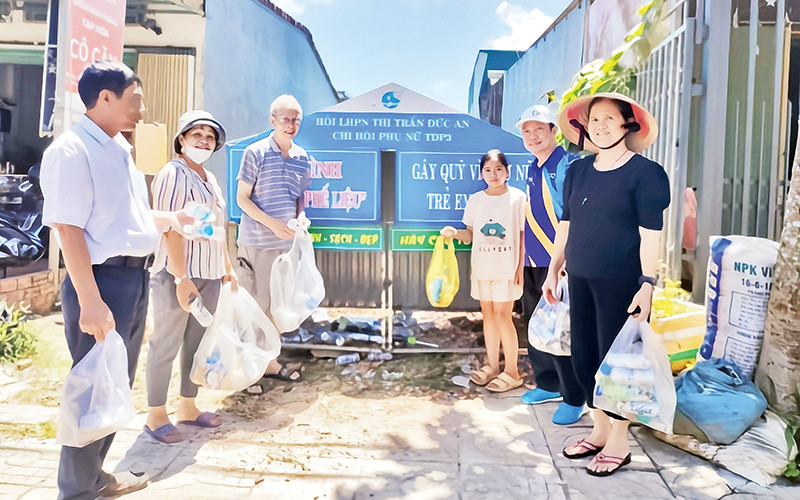 Người dân tích cực hưởng ứng mô hình “Thu gom phế liệu” của Hội Liên hiệp Phụ nữ thị trấn Đức An.