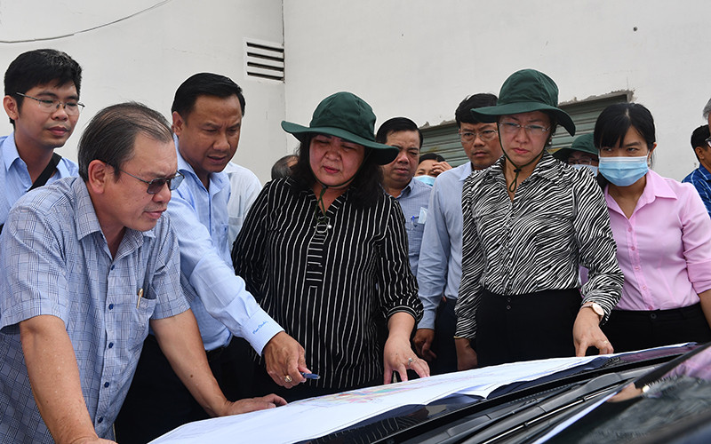 Đồng chí Hồ Thị Hoàng Yến (thứ tư từ trái sang) kiểm tra quy hoạch phát triển đô thị tại huyện Châu Thành, tỉnh Bến Tre.