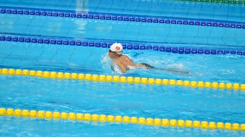 Vận động viên Lê Tiến Đạt trên đường bơi. 