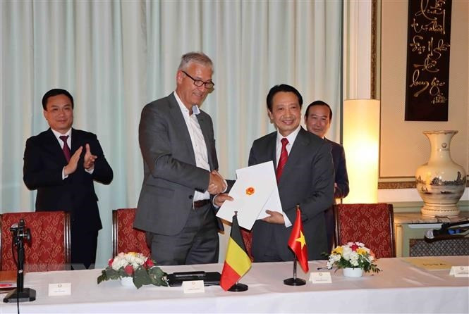 ng Andries Gryffroy, Chủ tịch BVA và ông Nguyễn Quang Vinh, Phó Chủ tịch VCCI, ký kết Bản ghi nhớ hợp tác. (Ảnh: Hương Giang/TTXVN)
