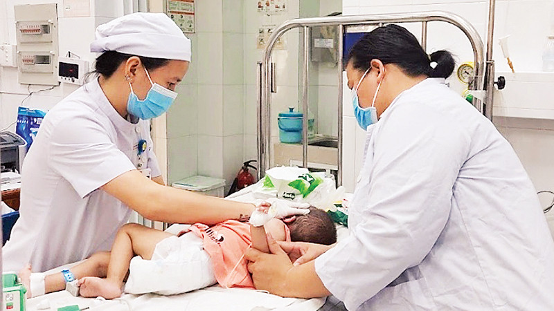 Trẻ mắc bệnh hô hấp điều trị tại Bệnh viện Nhi Đồng 2 (Thành phố Hồ Chí Minh).