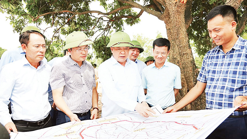 Lãnh đạo thành phố kiểm tra tiến độ triển khai dự án đường vành đai 4-Vùng Thủ đô trên địa bàn Hà Nội.