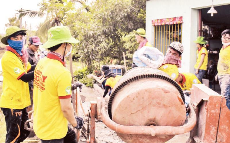 Thành viên VSC tham gia chiến dịch “Xuân tình nguyện” bê-tông hoá 600m đường đi lại cho người dân ở tỉnh Long An. (Ảnh CTV)