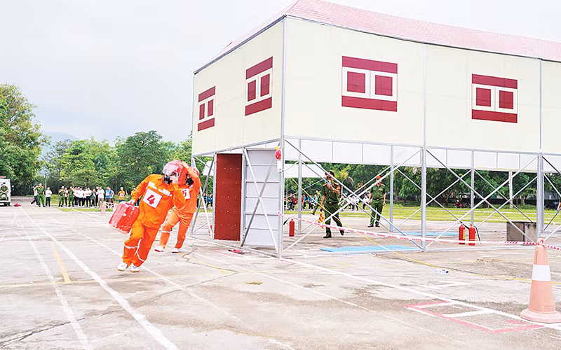 Các đội tham gia phần thi thực hành chữa cháy, cứu người, di chuyển tài sản. (Ảnh TRUNG NGHĨA)