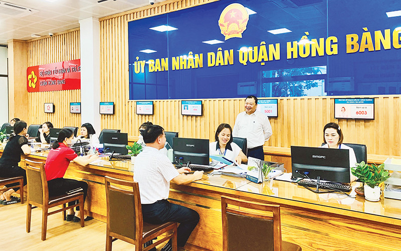 Giải quyết thủ tục hành chính tại bộ phận một cửa UBND quận Hồng Bàng (Hải Phòng).