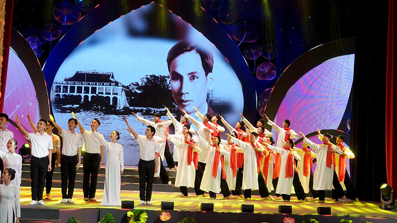 Một tiết mục trong chương trình nghệ thuật đặc biệt “Vang mãi bài ca Hồ Chí Minh”. (Ảnh MẠNH HẢO)