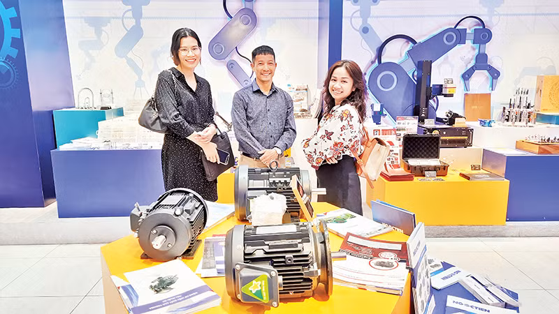 Một gian hàng giới thiệu sản phẩm ngành cơ khí, thiết bị điện và công nghệ số của doanh nghiệp Thành phố Hồ Chí Minh năm 2023.