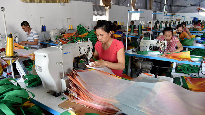 May túi xuất khẩu tại Công ty Huyền Bính (Nam Định). (Ảnh LÂM THANH)