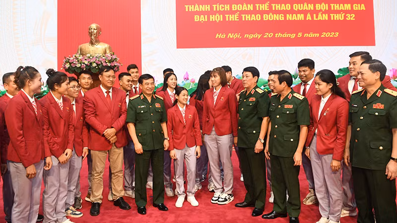 Lãnh đạo Bộ Quốc phòng, Tổng cục Chính trị và các đại biểu tại Lễ tuyên dương thành tích Đoàn Thể thao Quân đội tham gia Đại hội Thể thao Đông Nam Á lần thứ 32. (Ảnh KHỔNG MINH KHÁNH)