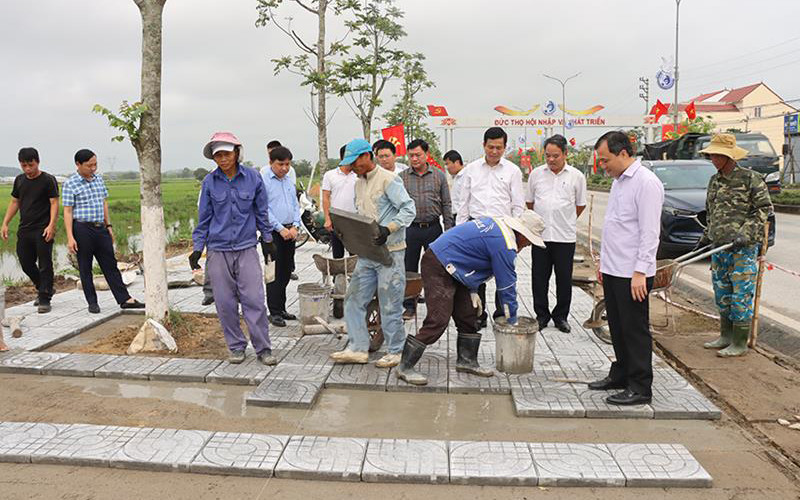 Lãnh đạo tỉnh Hà Tĩnh kiểm tra tiến độ xây dựng đô thị văn minh tại thị trấn Đức Thọ.