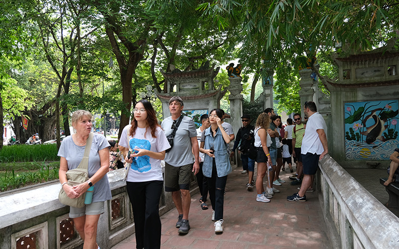 Khách du lịch các nước tham quan Đền Ngọc Sơn, Hà Nội. (Ảnh HỒ HẠ)