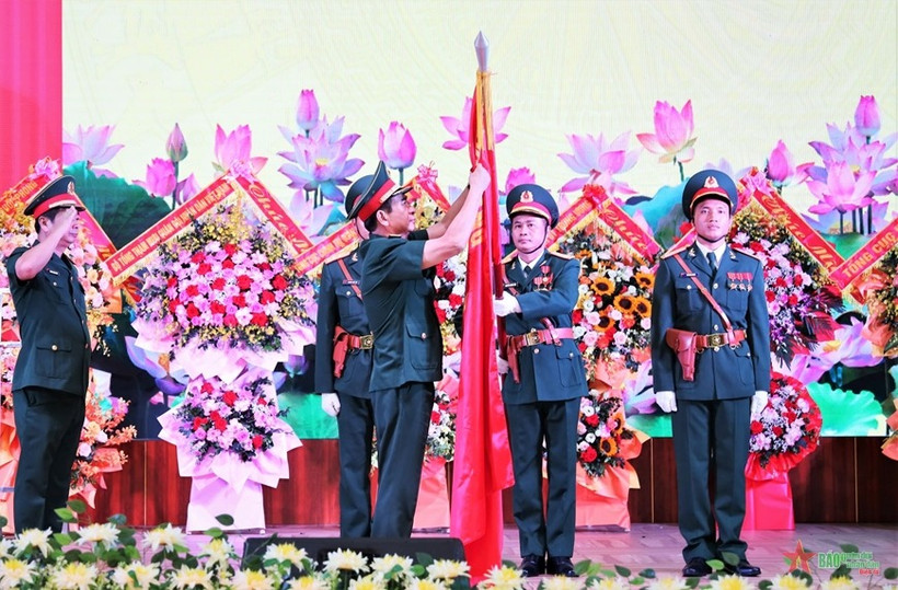  Đại tướng Phan Văn Giang gắn Huân chương Bảo vệ Tổ quốc hạng Nhất lên Quân kỳ Quyết thắng của Quân đoàn 2. Ảnh: Báo Quân đội nhân dân