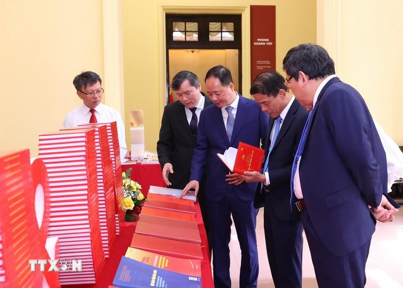 Đại biểu tham quan trưng bày sách tại buổi lễ. (Ảnh: Văn Điệp/TTXVN)