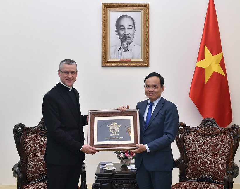 Phó Thủ tướng Trần Lưu Quang và Thứ trưởng Ngoại giao Tòa thánh Vatican, Đức ông Miroslaw Wachowski. Ảnh: VGP