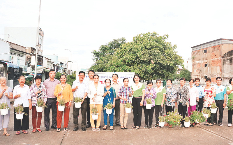 Người dân Quận 8 chung tay thực hiện các công trình xanh bảo vệ môi trường. 