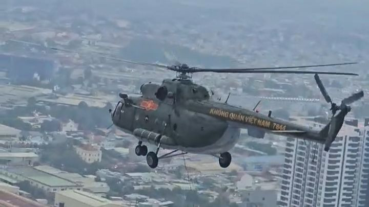 Trực thăng Mi-8 số hiệu 7844 của Trung đoàn không quân trực thăng 917 (Sư đoàn không quân 370) bay treo cờ Đảng. (Ảnh: Chụp từ clip)