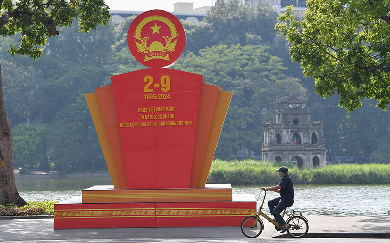 Đường phố Thủ đô rực rỡ cờ hoa, băng-rôn chào mừng 79 năm Cách mạng Tháng Tám và Quốc khánh 2/9. (Ảnh THẾ ĐẠI)