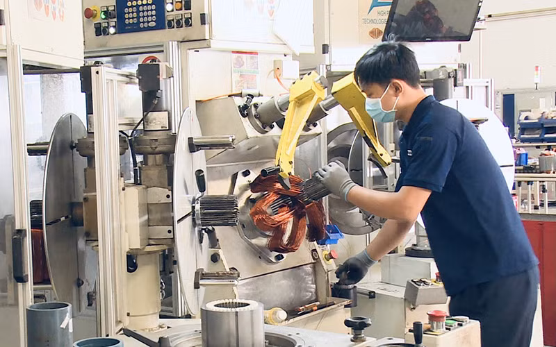 Sản xuất động cơ điện tại Công ty TNHH Bonfiglioli Việt Nam (vốn đầu tư Italia) ở Khu công nghiệp Mỹ Phước 3, tỉnh Bình Dương.