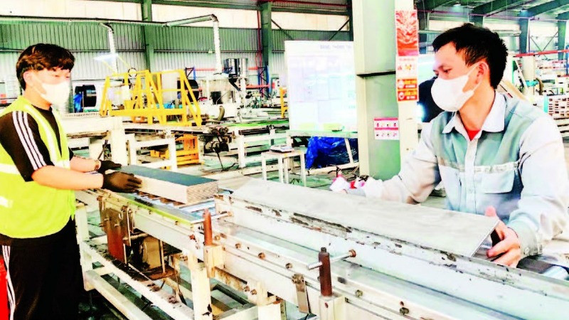 Việc cắt giảm thủ tục hành chính sẽ tạo thuận lợi cho hoạt động sản xuất, kinh doanh phát triển mạnh mẽ.