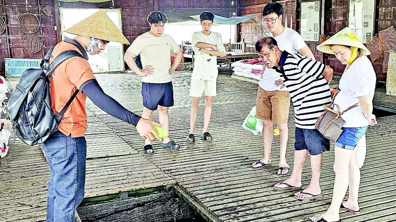 Hướng dẫn viên du lịch tác nghiệp tại cồn Sơn (Cần Thơ).