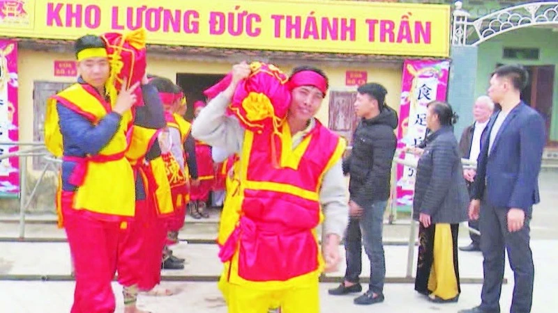 Nghi thức vận chuyển lương thảo vào đền để chuẩn bị phát lương cho nhân dân.