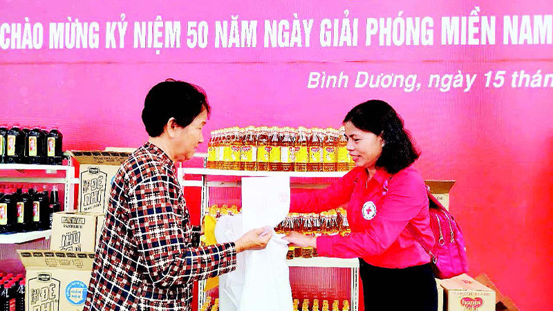 Phiên chợ 0 đồng tại Bình Dương giúp người dân có hoàn cảnh khó khăn được mua hàng hóa thiết yếu miễn phí.