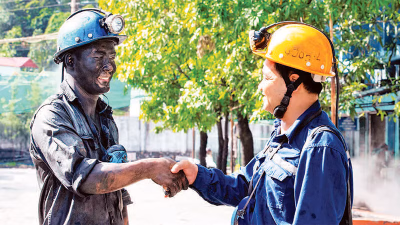 Những người thợ lò chào nhau trong buổi giao ca. (Ảnh nhandan.vn)