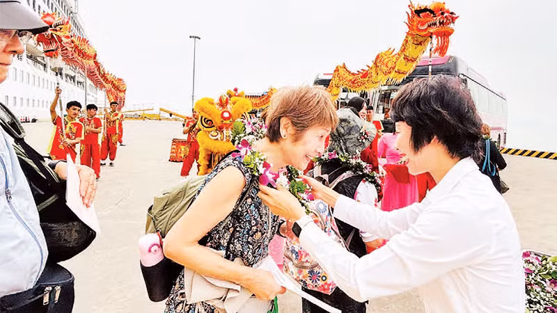 Quảng Ninh chào đón du khách tàu biển đến Hạ Long.