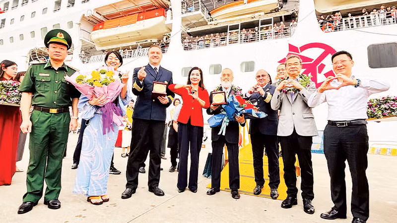 Lãnh đạo tỉnh Quảng Ninh và ngành du lịch chào đón du khách quốc tế tàu biển đến địa phương.