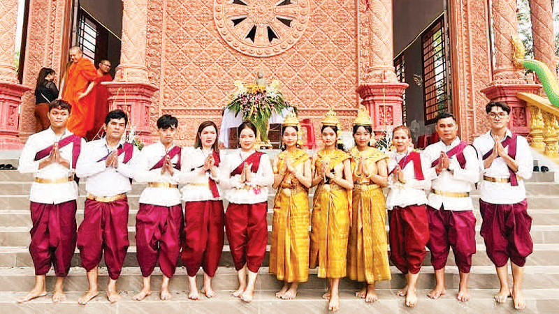 Các bạn trẻ người Khmer tự hào với trang phục truyền thống của dân tộc mình.