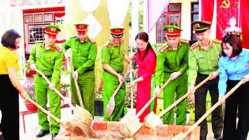 Các đại biểu khởi công bếp ăn bán trú cho Trường mầm non Tô Múa. (Ảnh PHẠM HOA)