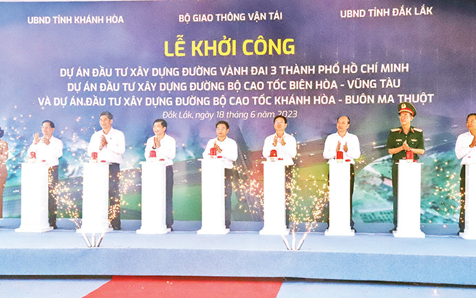 Ấn nút chính thức khởi công đường bộ cao tốc Khánh Hòa-Buôn Ma Thuột.