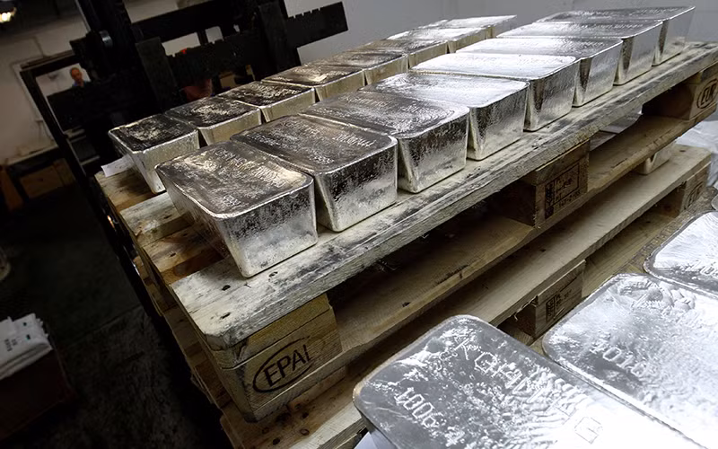 Tháng 12/2025, thị trường hàng hóa ghi nhận sự bứt phá mạnh mẽ của kim loại bạc, với mức tăng hơn 26% chỉ trong vòng 30 ngày, đưa tổng mức tăng cả năm lên tới 140% và chính thức xác lập bạc là tài sản sinh lời cao nhất thị trường.