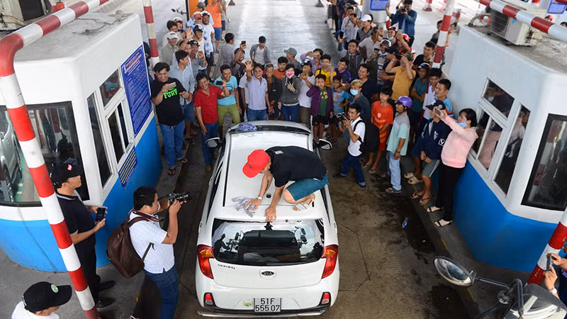 Năm 2017, một số lái xe đã có hành động quá khích, vi phạm pháp luật nhằm gây áp lực cho trạm BOT Cai Lậy ở tỉnh Tiền Giang.