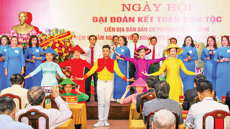 Một tiết mục văn nghệ tại Ngày hội đại đoàn kết toàn dân tộc phường Quán Thánh, quận Ba Đình. (Ảnh Đăng Anh)