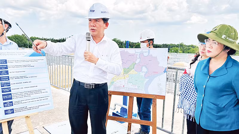 Ủy ban Mặt trận Tổ quốc Thành phố Hồ Chí Minh cùng đại diện các sở, ngành, địa phương và các chuyên gia giám sát tình hình đầu tư công đối với các dự án hạ tầng trọng điểm của thành phố.