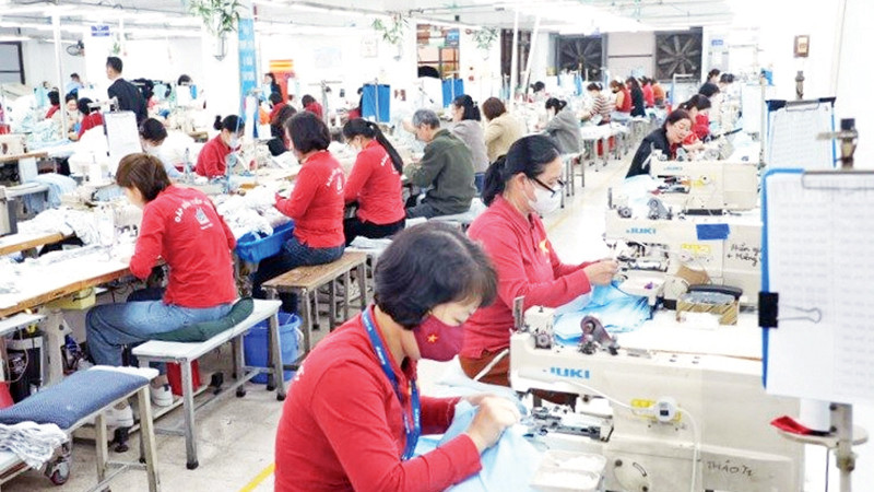 Người lao động Tổng công ty May 10 bắt tay vào sản xuất ngay từ những ngày làm việc đầu năm. (Ảnh Khắc Kiên)