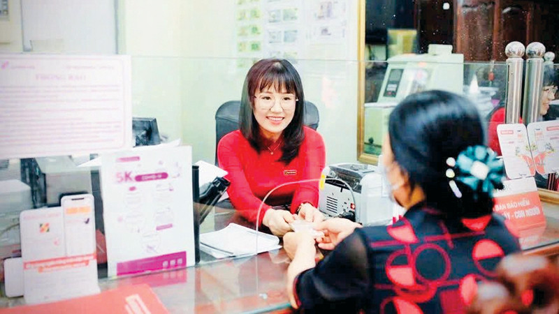 Khách hàng giao dịch tại Ngân hàng Agribank trên địa bàn Thành phố Hồ Chí Minh. (Ảnh CTV) 