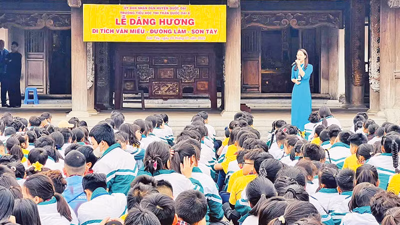 Các em học sinh đến dâng hương, tìm hiểu về truyền thống khoa bảng xứ Đoài tại Văn Miếu Sơn Tây.